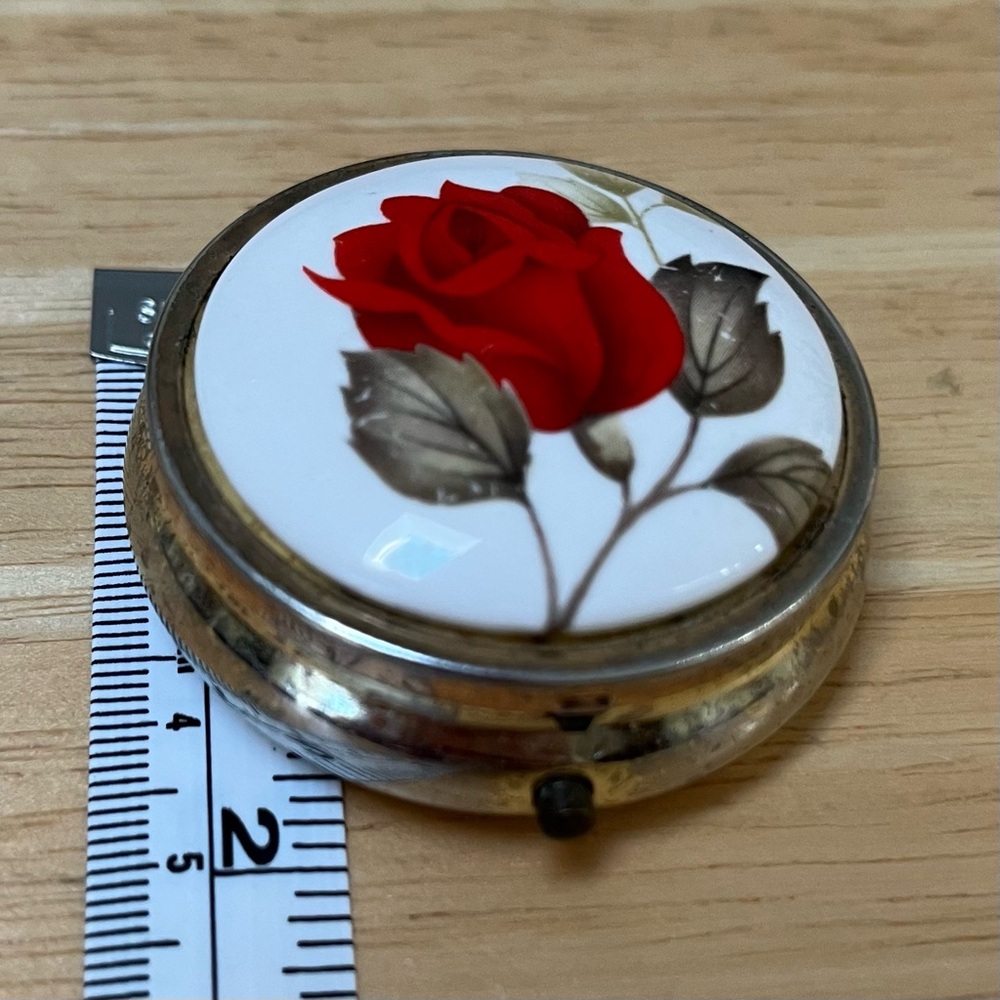 Vintage (?) pill Box Red Rose Flower Divided Made in Japan - Picture 5 of 14